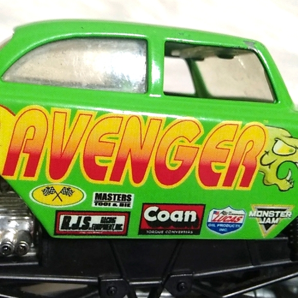 Monster Jam Avenger Hot Wheels Monster Truck Scale 1/24 Lucas Oil Products - Picture 12 of 14